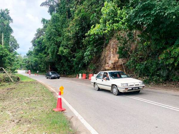 Kawalan dan pemantauan dilakukan di lokasi berlakunya runtuhan tanah. -Foto Polis Perak