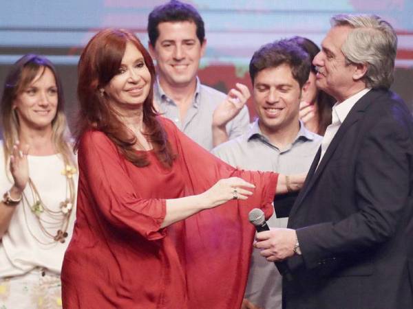 Fernandez (kanan) dan Kirchner meraikan kemenangan mereka selepas memenangi Pilihan Raya Presiden Argentina semalam. - Foto AFP