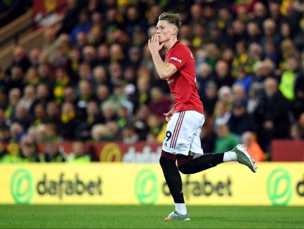 McTominay (kanan) beraksi cemerlang apabila menjaringkan gol pertama Manchester United ketika menentang Norwich City di Carrow Road.