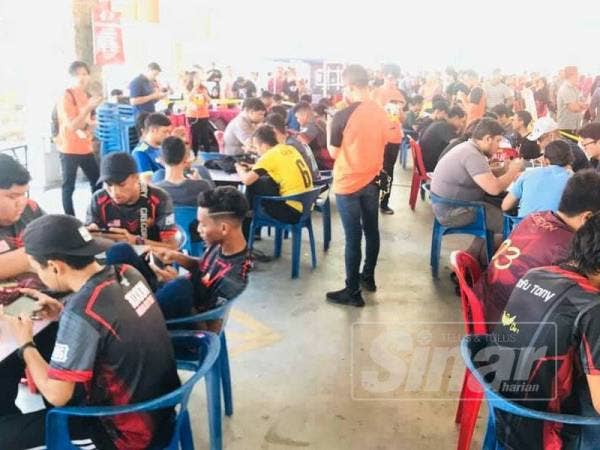 Peserta Mobile Legend Bang Bang sedang mengambil bahagian dalam pertandingan yang diadakan sempena program itu.