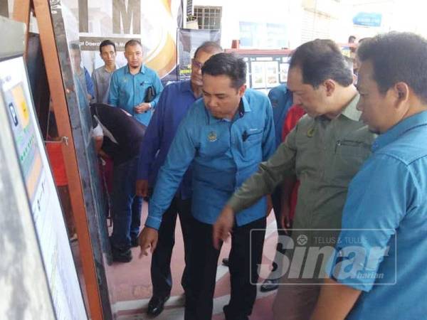 Shamsul Ridzuan (tiga dari kanan) memberi penerangan kepada Zainal Azman tentang daerah Muallim.