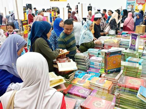 Pengunjung tidak melepaskan peluang untuk mendapatkan koleksi al-Quran dengan tawaran harga yang menarik.