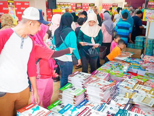 Pengunjung terutama ibu bapa tidak melepaskan peluang untuk mendapatkan pakej Murah Giler buku latihan Bestari.