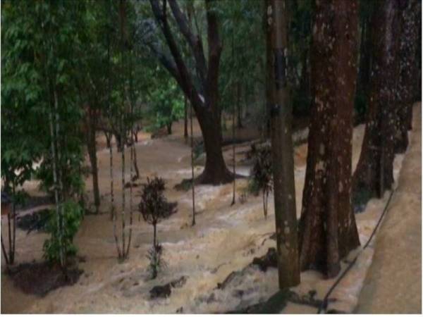 Antara kawasan yang dilimpahi air di Gua Kelam akibat hujan lebat.