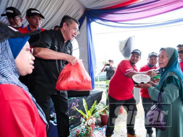 Seramai 100 asnaf menerima sumbangan yang disampaikan Salahuddin pada Himpunan Peladang Kawasan Pontian Selatan semalam. - FOTO ASRIL ASWANDI SHUKOR