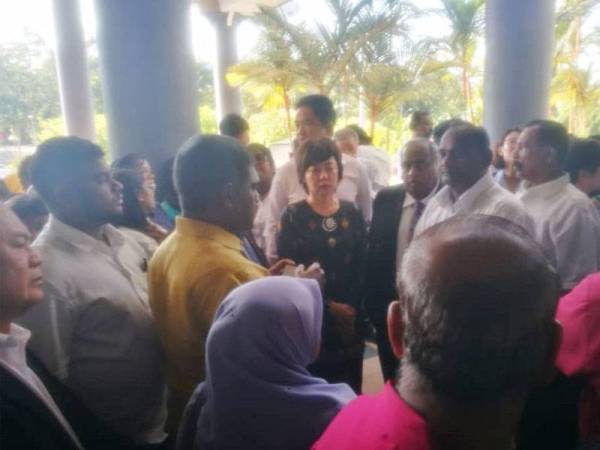 Sebahagian pemimpin PH yang hadir memberi sokongan di Mahkamah Ayer Keroh di sini hari ini.