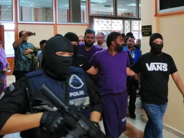 Balamurugan bersama Arivainthan dibawa keluar dari Mahkamah Sesyen Kuala Kangsar hari ini.