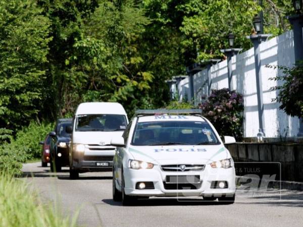 Ketiga-tiga tertuduh dibawa keluar dari Mahkamah Ayer Keroh Melaka.