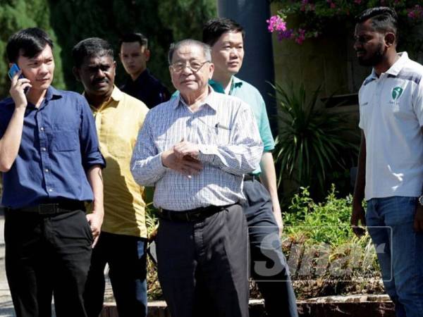 Kit Siang yang turut hadir memberi sokongan kepada ketiga-tiga ahli DAP itu.