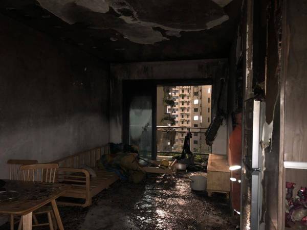 Keadaan unit pangsapuri yang disewa dua warga asing tersebut selepas terbakar.