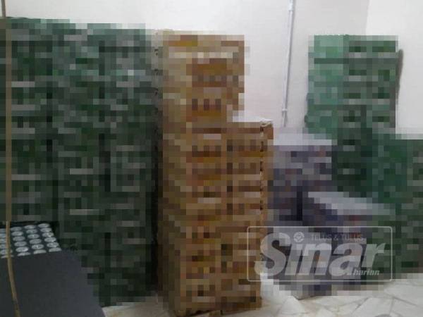 Antara minuman keras yang dirampas dalam serbuan terbabit.