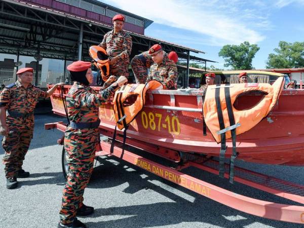 Ketua Balai Jabatan Bomba dan Penyelamat (JBPM) Kuala Terengganu, Rozizah Abni Hajar (dua, kiri) bersama anggotanya melakukan persiapan kelengkapan sebagai persiapan bagi menghadapi bencana banjir di Balai Bomba dan Penyelamat Kuala Terengganu hari ini. - Foto Bernama