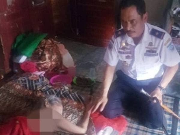 M Aidil Basith ketika melawat nenek tersebut di penempatan sementara.