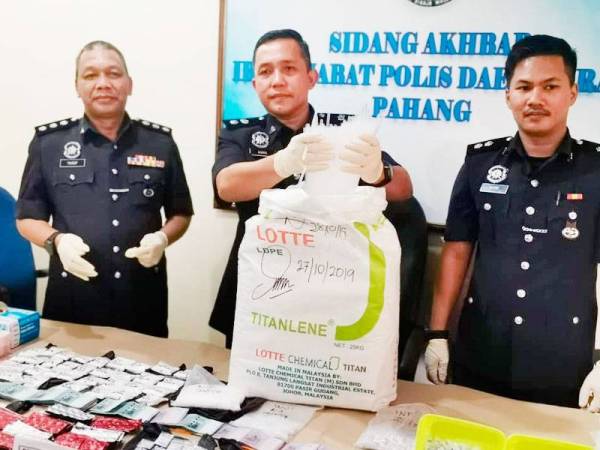 Kama Azural (tengah) menunjukkan dadah yang dirampas pada sidang media di IPD Raub hari ini.