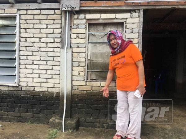 Hamiza menunjukkan kawasan rumahnya yang dinaiki air.