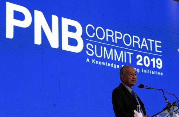 Perdana Menteri Tun Dr Mahathir Mohamad menyampaikan ucapan perasmian PNB Corporate Summit 2019 hari ini. -Foto Bernama