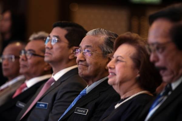 Perdana Menteri Tun Dr Mahathir Mohamad bersama Pengerusi Kumpulan PNB Tan Sri Dr Zeti Aziz hadir pada PNB Corporate Summit 2019 hari ini.  -Foto Bernama
