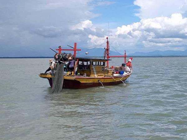 Bot tunda kelas B dikesan APMM melakukan tangkapan ikan di zon larangan di perairan Perak berhampiran Pulau Terong semalam.