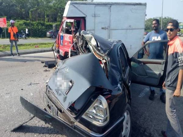 Keadaan kereta mangsa yang remuk dalam kemalangan pagi tadi. - Foto JBPM Johor