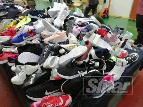 Antara barang kes yang dilupuskan di Stor Ekshibit KPDNHEP Wilayah Persekutuan Kuala Lumpur hari ini.