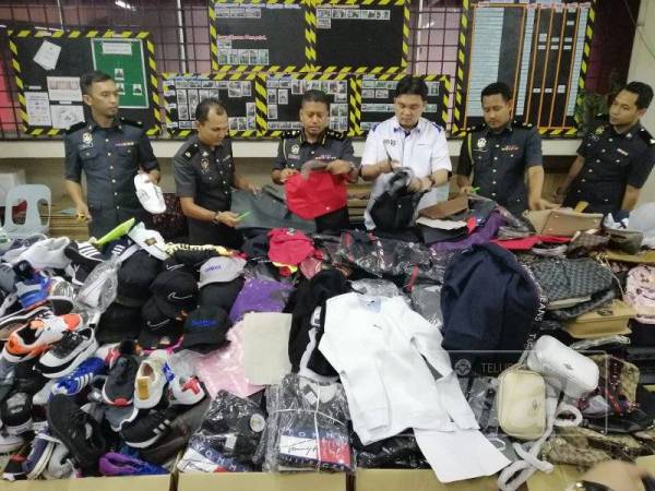 Ariffin (tiga dari kanan) ketika program pelupusan barang kes di Stor Ekshibit KPDNHEP Wilayah Persekutuan Kuala Lumpur hari ini.