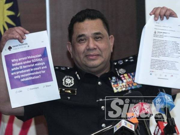 Huzir menunjukkan lampiran hasutan di laman sosial pada sidang media di Bukit Aman hari ini. - Foto: Zahid Izzani