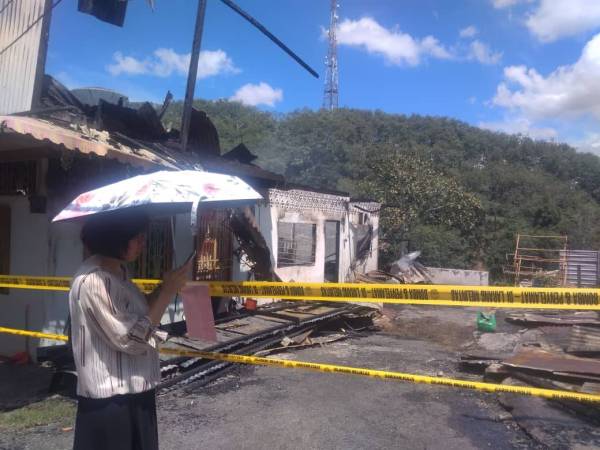 Suasana di lokasi selepas kebakaran di kampung tersebut pada awal pagi tadi.