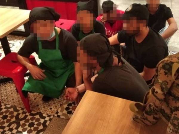 Antara warga asing yang ditahan dalam Ops Selera di premis makanan di sebuah pusat beli-belah di ibu negara semalam.
