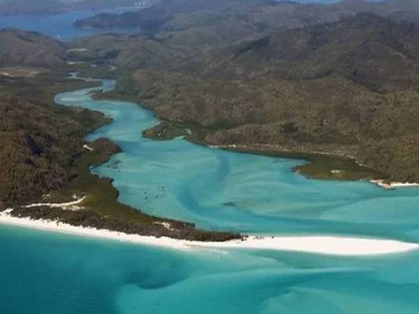 Pengusaha pelancongan menyarankan rondaan jerung udara diperkenalkan di Kepulauan Whitsunday, Australia bagi membendung jumlah pelawat yang semakin berkurangan berikutan serangan di sepanjang Great Barrier Reef. -FOTO: AFP