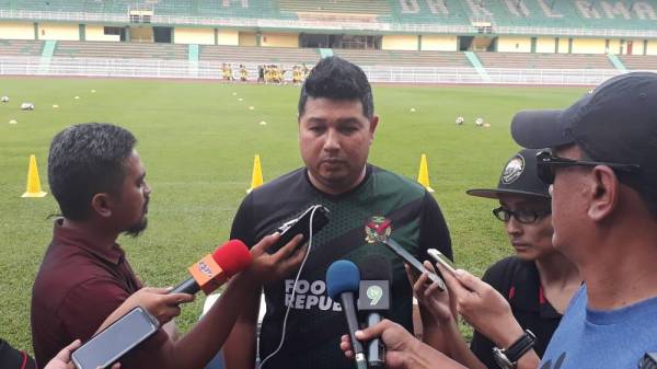 Aidil (tengah) ketika ditemui media sebelum sesi latihan di Stadium Darul Aman petang tadi.