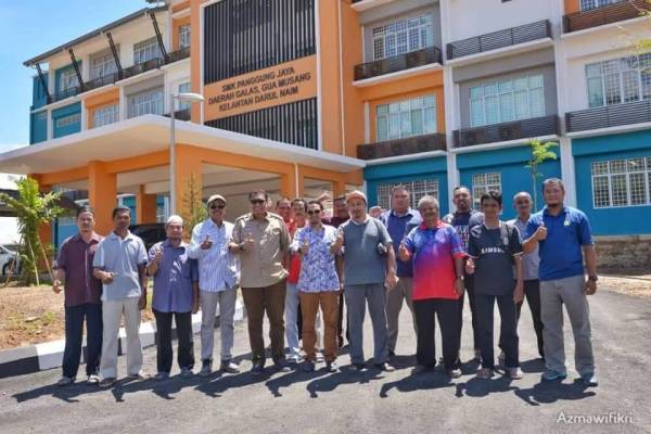 Syahbuddin (lima dari kiri) bersama rombongan termasuk wakil masyarakat orang asli meninjau kawasan sekolah berkenaan kelmarin.