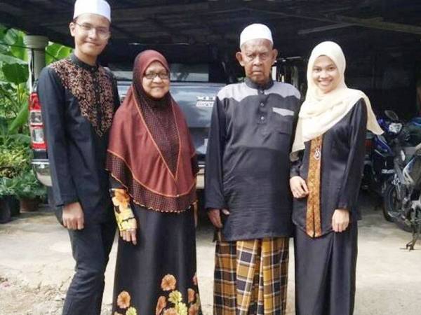 Nurul Hidayah (kanan) bersama atuk dan nenek serta adik lelakinya.
