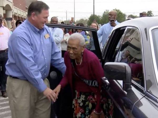 Romay Davis tiba menaiki kereta mewah Rolls Royce.