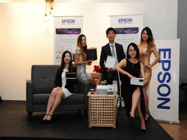 EPSON memperkenalkan projektor laser terkecil dunia, EF-100B baru-baru ini yang memberi pengalaman baharu tontonan kandungan digital di mana sahaja termasuk di kediaman sendiri.