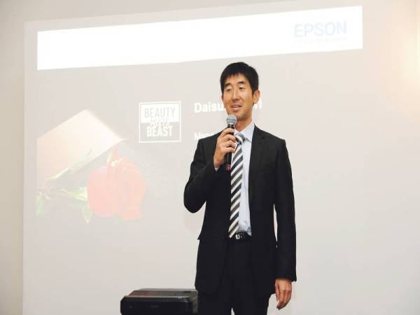 DAISUKE menyampaikan ucapan pembukaan sempena Majlis Pelancaran Projektor Laser Epson 3LCD di Whitebox, Publika baru-baru ini.