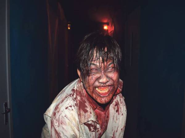 ANTARA watak zombie menakutkan menanti pengunjung bermula hari ini sehingga sehingga 1 Januari depan.