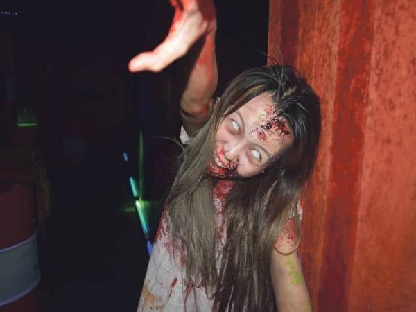 TEKNIK solekan khas menjadikan watak zombie cukup menakutkan.