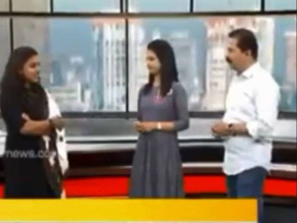 Sithara Krishnakumar (kiri) ketika ditemubual dalam satu program di sebuah stesen televisyen tempatan India.