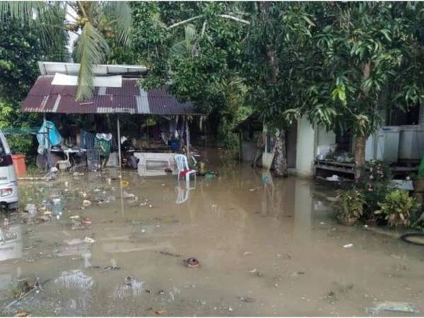Keadaan rumah penduduk di daerah Kuala Selangor yang dilanda banjir.