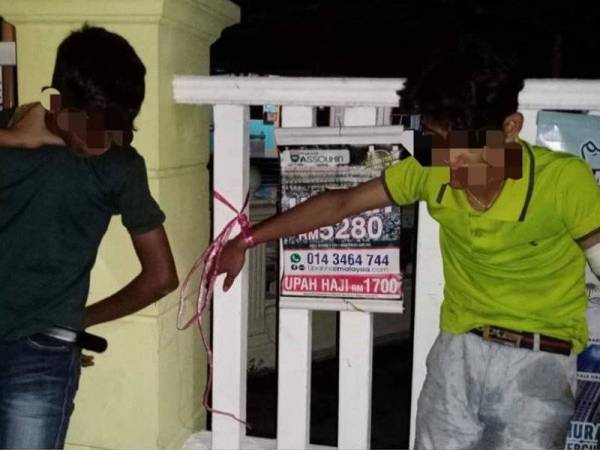 Dua suspek diserahkan kepada pihak polis. - Foto Abdul Rahim