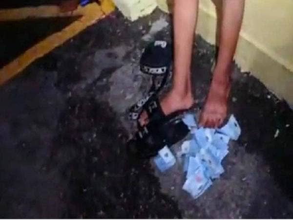 Antara wang RM1 yang dicuri suspek.