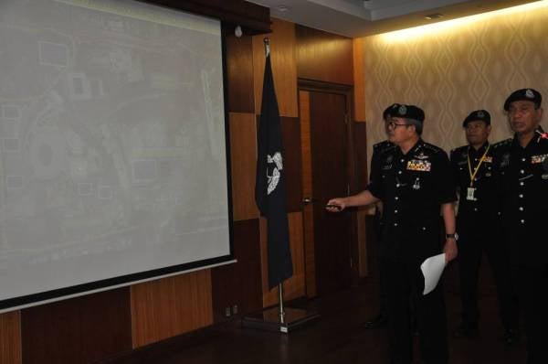 Mazlan menunjukkan lokasi penempatan anggotanya sebagai kawalan sepanjang perlawanan akhir bola sepak Piala Malaysia antara Kedah dan JDT di Stadium Nasional Bukit Jalil, Sabtu ini.