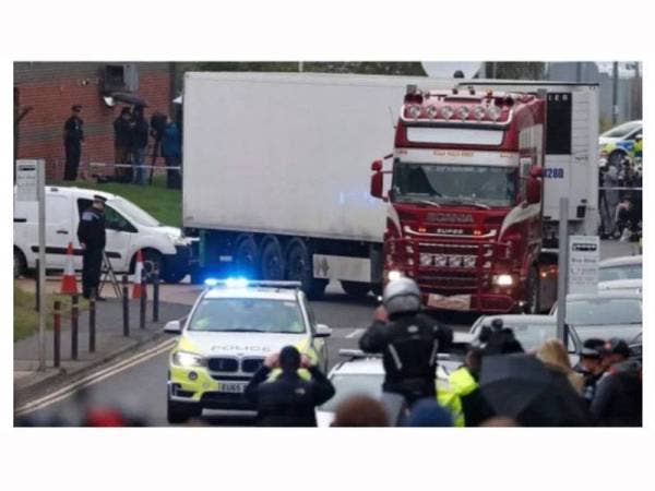 Seramai 12 individu yang disyaki pendatang ditemui dalam keadaan masih bernyawa dalam sebuah trak sejuk beku ; FOTO: AP