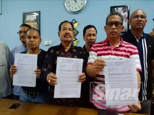 Sebahagian ahli PPBMM menunjukkan surat supaya hak import beras diberikan kepada kepada mereka demi memulihkan kilang Melayu yang tenat pada sidang media PPBMM di sini hari ini.