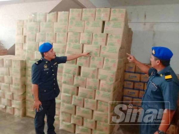 Anggota KPDNHEP memeriksa barangan bersubsidi yang cuba disorok penyeludup.