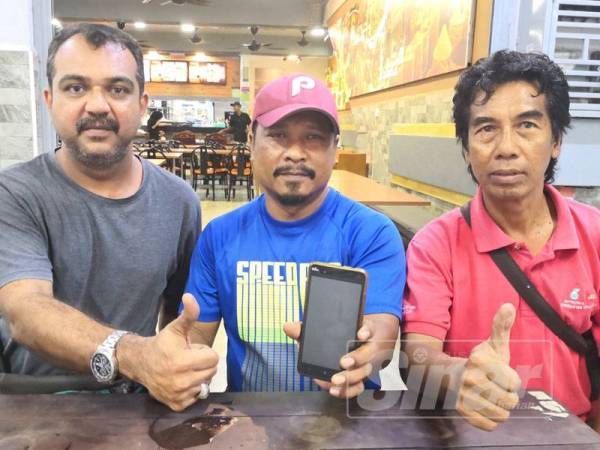 Mohd Salim (tengah) bersama jawatankuasa TCBS membantah sebarang usaha pihak tertentu yang ingin mengambil alih pengurusan TCBS.