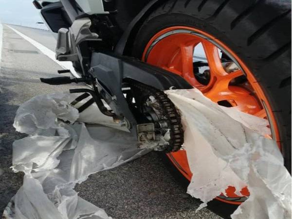 Keadaan plastik yang tersekat pada motosikal yang ditunggang Danial. - Foto: Facebook Danial Lyd