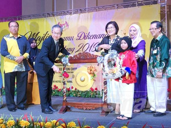 Boon Chye (dua dari kiri) memukul gong gimik merasmikan Majlis Jasamu Dikenang Budimu Ditatang meraikan 297 pesara Jabatan Kesihatan Negeri Perak hari ini.