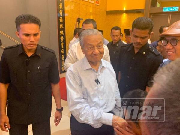 Dr Mahathir ketika ditemui pada Majlis Pemimpin Bersama Rakyat di Dewan Sekolah Jenis Kebangsaan Cina (SJKC) Bin Chong di sini hari ini.