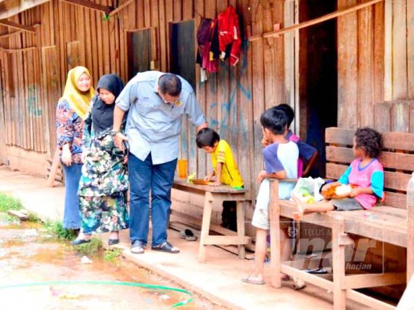 Syahbuddin hadir melihat sendiri kehidupan keluarga Affandi yang tinggal berhimpit dalam rumah kongsi di Kawasan Perindustrian Gua Musang.